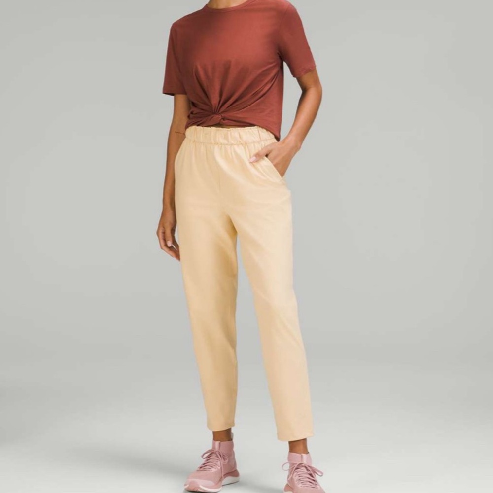 Lululemon Stretch High-Rise Pant 7/8 Length in Prosecco Size: 6